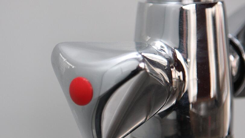 Während der "Kontrolle" sollte die Rentnerin die Wasserhähne in der Wohnung auf- und zudrehen. (Symbolbild) Während der "Kontrolle" sollte die Rentnerin die Wasserhähne in der Wohnung auf- und zudrehen. (Symbolbild)