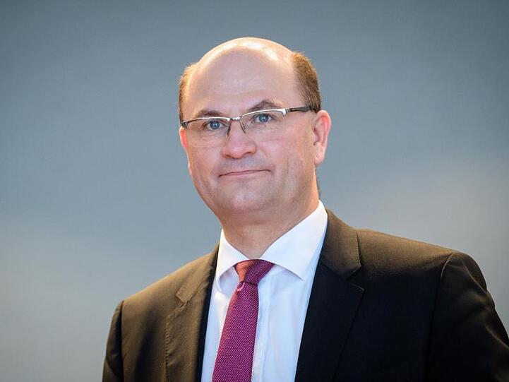 Albert Füracker (CSU), Finanzminister von Bayern, kommt zu einer Kabinettssitzung. Foto: Matthias Balk/dpa/Archivbild