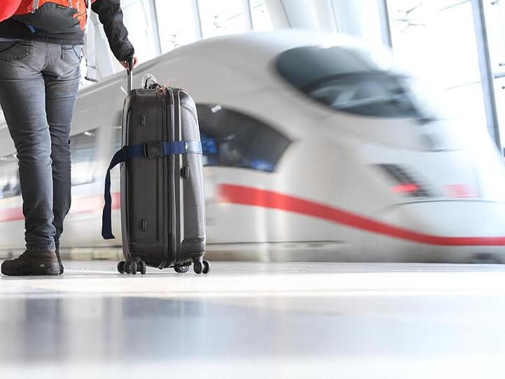 Ein ICE der Deutschen Bahn verlässt den Fernbahnhof am Flughafen von Frankfurt am Main. Die Fahrpreise im Fernverkehr der Deutschen Bahn sollen um zehn Prozent sinken.