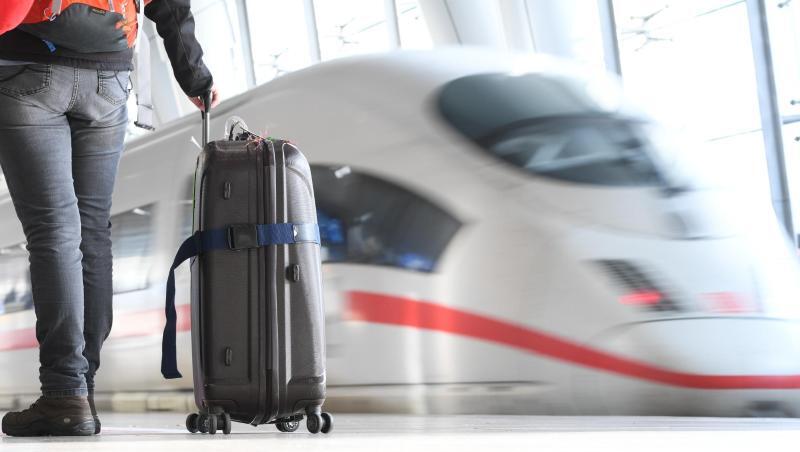 Ein ICE der Deutschen Bahn verlässt den Fernbahnhof am Flughafen von Frankfurt am Main. Die Fahrpreise im Fernverkehr der Deutschen Bahn sollen um zehn Prozent sinken. Ein ICE der Deutschen Bahn verlässt den Fernbahnhof am Flughafen von Frankfurt am Main. Die Fahrpreise im Fernverkehr der Deutschen Bahn sollen um zehn Prozent sinken.