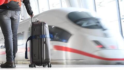 Ein ICE der Deutschen Bahn verlässt den Fernbahnhof am Flughafen von Frankfurt am Main. Die Fahrpreise im Fernverkehr der Deutschen Bahn sollen um zehn Prozent sinken.