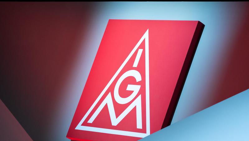 Das Logo der IG Metall hängt über eine Bühne. Foto: Daniel Karmann/dpa/Symbolbild Das Logo der IG Metall hängt über eine Bühne. Foto: Daniel Karmann/dpa/Symbolbild