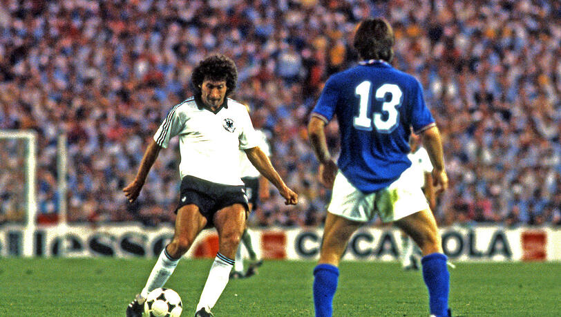 Wurde von Bundestrainer Helmut Schön extra für die WM 1982 in Spanien reaktiviert: Mittelfeldchef und Bayern-Legende Paul Breitner (l.). Wurde von Bundestrainer Helmut Schön extra für die WM 1982 in Spanien reaktiviert: Mittelfeldchef und Bayern-Legende Paul Breitner (l.).