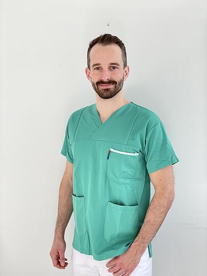 Er ist seit 2023 Oberarzt in der Klinik Neuperlach im Bereich Viszeralchirurgie mit Spezialisierung auf Koloproktologie.