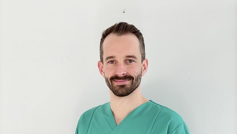 Er ist seit 2023 Oberarzt in der Klinik Neuperlach im Bereich Viszeralchirurgie mit Spezialisierung auf Koloproktologie. Er ist seit 2023 Oberarzt in der Klinik Neuperlach im Bereich Viszeralchirurgie mit Spezialisierung auf Koloproktologie.