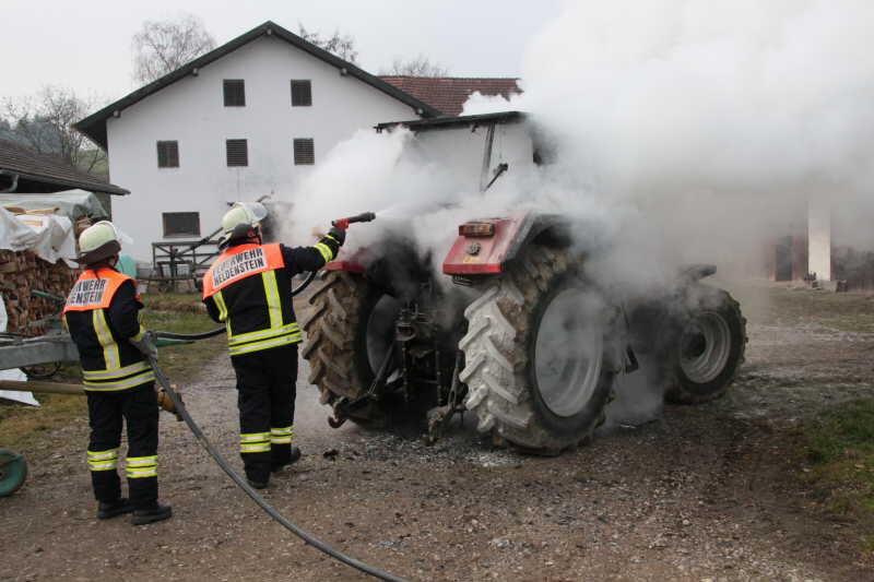 Brand eines Traktors in Etzham bei Heldenstein im LKR Mühldorf - Die Bilder
