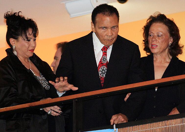Vom Parkinson gezeichnet nahm Muhammad Ali in Louisville, gestützt von seiner Frau Lonnie (re.) und seiner Schwägerin Marilyn Williams, an seiner Geburtstagsfeier teil.