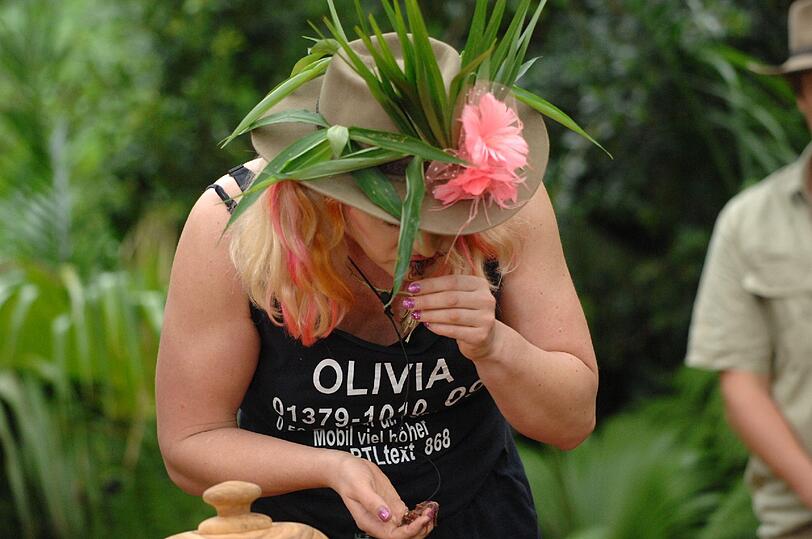 Los geht's: Drag-Queen Olivia Jones (43) muss einen ganzen Teller voller lebendiger Regenwürmer essen.