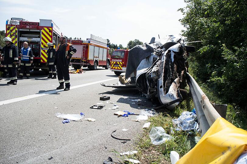 Rettungskräfte sind am Sonntag an der Unfallstelle auf der A3 zwischen Passau-Süd und Pocking im Einsatz.