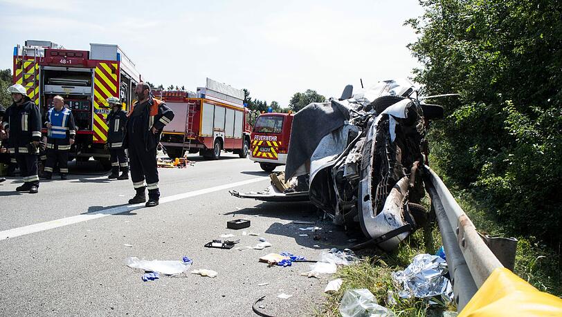 Rettungskräfte sind am Sonntag an der Unfallstelle auf der A3 zwischen Passau-Süd und Pocking im Einsatz. Rettungskräfte sind am Sonntag an der Unfallstelle auf der A3 zwischen Passau-Süd und Pocking im Einsatz.