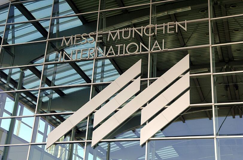 Das Logo mit dem Schriftzug Messe München International an der Glasfassade am Eingang West. (Symbolbild)