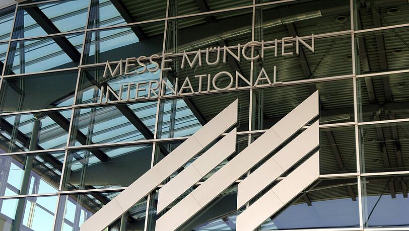 Das Logo mit dem Schriftzug Messe München International an der Glasfassade am Eingang West. (Symbolbild)