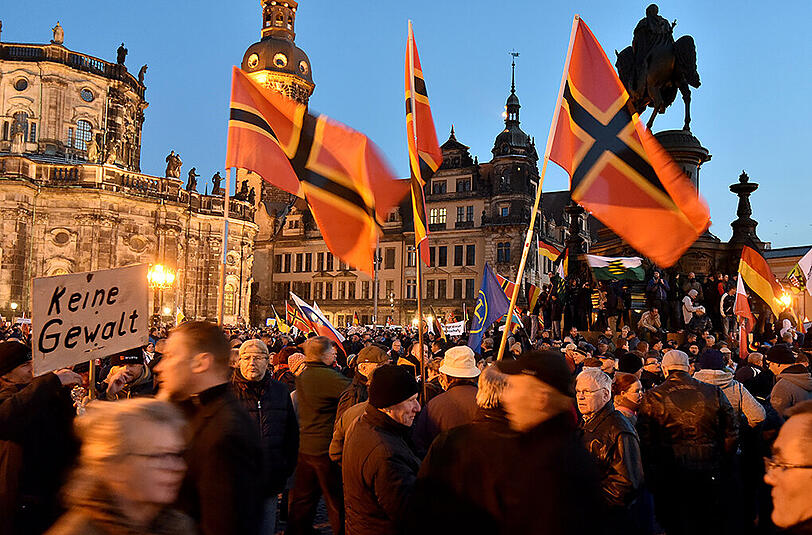 Mehrere tausend Pegida Anhänger demonstrieren am 12.10.2015 in Dresden auf dem Theaterplatz.