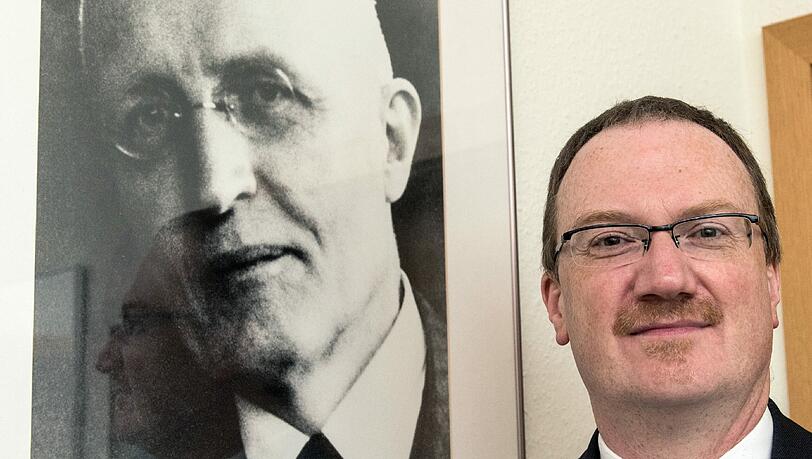Lars Peter Feld, Leiter des Walter Eucken Instituts in Freiburg, vor einem Portrait des Freiburger Wirtschaftswissenschaftlers. Lars Peter Feld, Leiter des Walter Eucken Instituts in Freiburg, vor einem Portrait des Freiburger Wirtschaftswissenschaftlers.