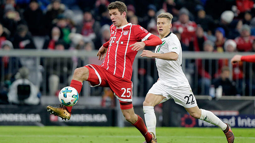 Thomas Müller enteilt dem 96-Profi Matthias Ostrzolek (rechts).