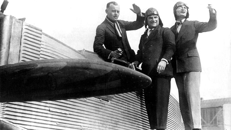 Die Besatzung des Junkers-Flugzeuges "Bremen" (l-r) der Angestellte bei den Junkers-Werken Fritz Loose, Hauptmann Hermann Köhl und Günther von Hünefeld.
