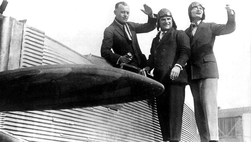 Die Besatzung des Junkers-Flugzeuges "Bremen" (l-r) der Angestellte bei den Junkers-Werken Fritz Loose, Hauptmann Hermann Köhl und Günther von Hünefeld. Die Besatzung des Junkers-Flugzeuges "Bremen" (l-r) der Angestellte bei den Junkers-Werken Fritz Loose, Hauptmann Hermann Köhl und Günther von Hünefeld.