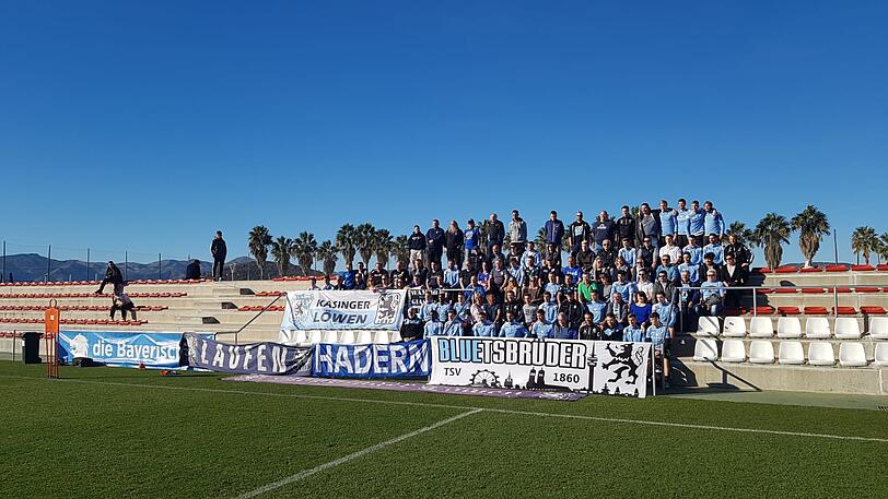 Bitte lächeln: Die Löwen belohnen die mitgereisten Fans mit einem Gruppenfoto.