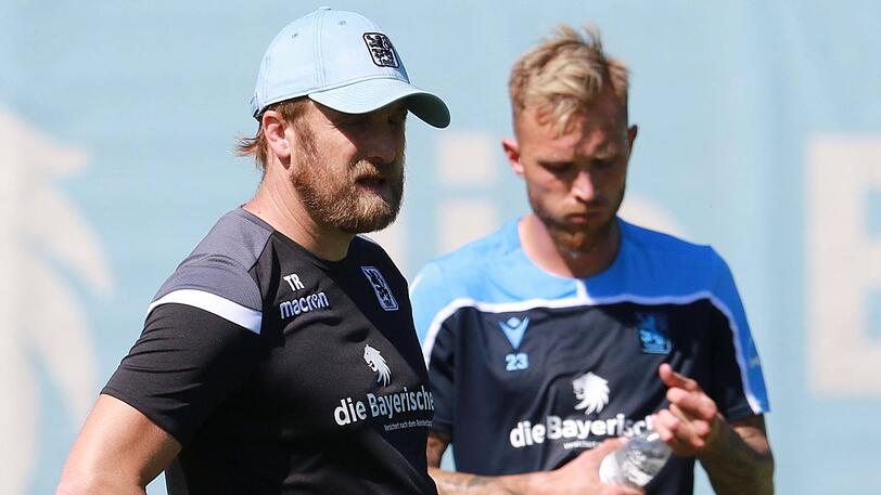Löwen-Trainer Daniel Bierofka (links) mit seinem Neuzugang Tim Rieder