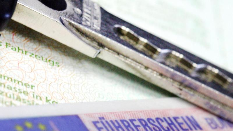 Führerschein und Autoschlüssel liegen auf einem Fahrzeugschein. Foto: Marius Becker/dpa/Symbolbild Führerschein und Autoschlüssel liegen auf einem Fahrzeugschein. Foto: Marius Becker/dpa/Symbolbild