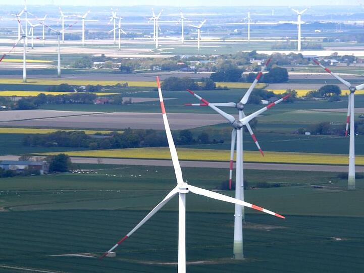 Windkraftanlagen in der Nähe der Nordseeküste bei Büsum in Schleswig-Holstein.