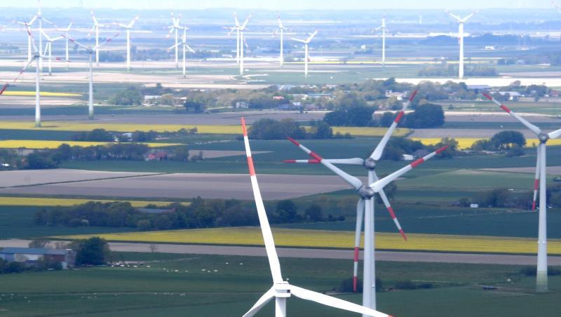 Windkraftanlagen in der Nähe der Nordseeküste bei Büsum in Schleswig-Holstein. Windkraftanlagen in der Nähe der Nordseeküste bei Büsum in Schleswig-Holstein.