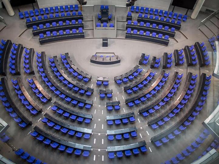 Der Bundestag hat derzeit über 700 Abgeordnete.