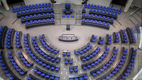 Der Bundestag hat derzeit über 700 Abgeordnete.