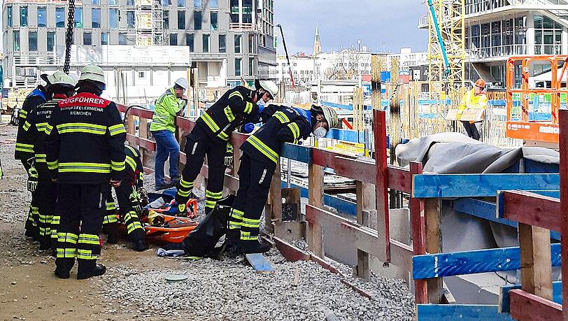 Ein Rettungsdienst-Team transportierte den Schwerverletzten in den Schockraum einer Klinik.