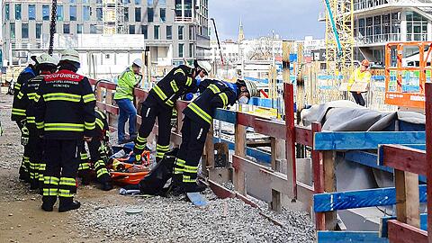 Ein Rettungsdienst-Team transportierte den Schwerverletzten in den Schockraum einer Klinik.