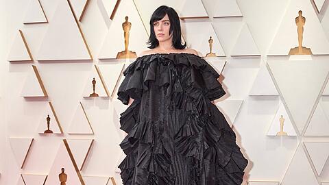 Billie Eilish erschien in einem auffälligen schwarzen Gucci-Kleid zu der Oscar-Verleihung vom 27. März.