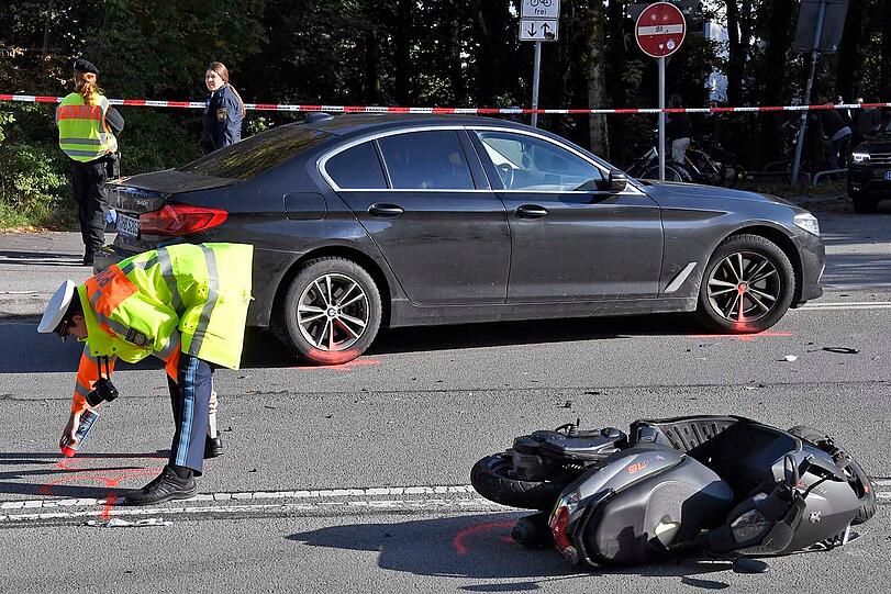 Bei einem Autounfall oberhalb der Theresienwiese kollidierte ein BMW mit mehreren Autos und einem Motorroller. Fünf Personen wurden verletzt.