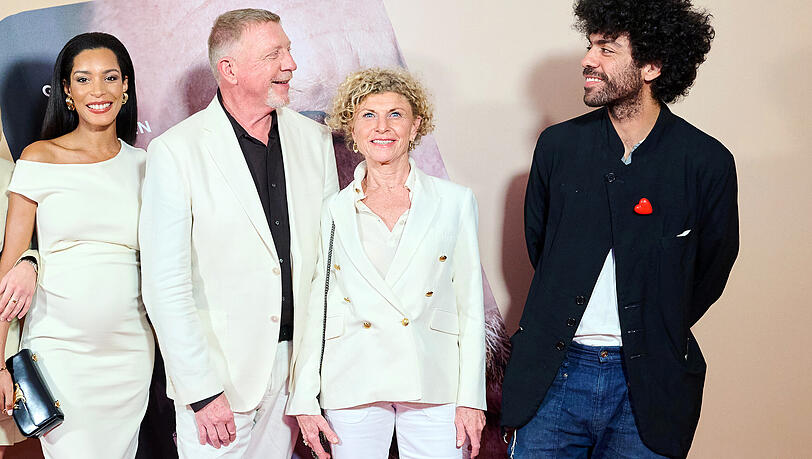 Boris Becker (2.v.li.) brachte zur Vorstellung seines neuesten Buches auch Sohn Noah (re.) mit. Dieser hatte ein besonderes Kompliment für seinen Vater übrig. Ebenfalls dabei: seine schwangere Frau Lilian und Schwester Sabine.