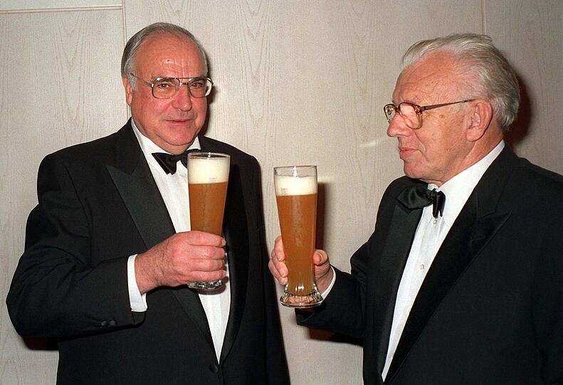 Legendäter Münchner Bau- und Braulöwe: Josef Schörguber (1920-1995) zusammen mit Bundeskanzler Helmut Kohl (l.) bei einem gemeinsamen Weißbier 1992. Legendäter Münchner Bau- und Braulöwe: Josef Schörguber (1920-1995) zusammen mit Bundeskanzler Helmut Kohl (l.) bei einem gemeinsamen Weißbier 1992.