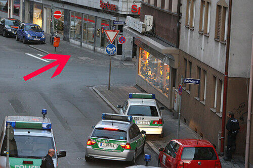 Banküberfall in der Nürnberger Altstadt: Ein Räuber drang gestern gegen 18.20 Uhr in die Sparkassen-Filiale in der Färberstraße (Pfeil) ein. Er hatte eine Bomben- und eine Pistolen-Attrappe dabei.