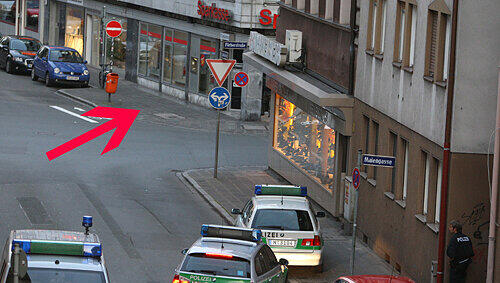 Banküberfall in der Nürnberger Altstadt: Ein Räuber drang gestern gegen 18.20 Uhr in die Sparkassen-Filiale in der Färberstraße (Pfeil) ein. Er hatte eine Bomben- und eine Pistolen-Attrappe dabei. Banküberfall in der Nürnberger Altstadt: Ein Räuber drang gestern gegen 18.20 Uhr in die Sparkassen-Filiale in der Färberstraße (Pfeil) ein. Er hatte eine Bomben- und eine Pistolen-Attrappe dabei.