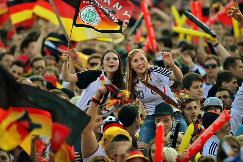 Für ihre Mannschaft geben Fußball-Fans alles - sehen Sie hier die besten Bilder von den Fan-Meilen und aus den Stadien bei der EURO 2012 in Polen und der Ukraine.