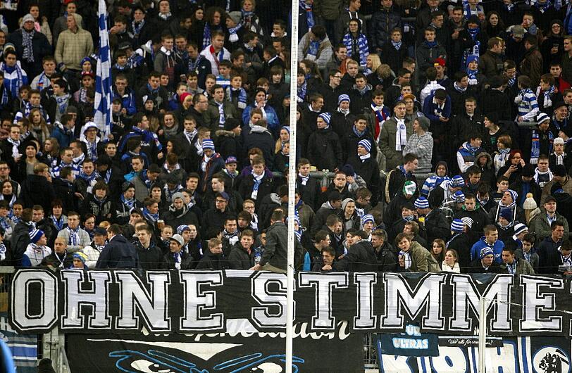 Auch in Duisburg beteiligt sich die Fankurve am Streik über 12 Minuten und 12 Sekunden.