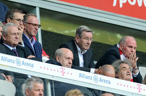 Ziemlich gedämpfte Stimmung am Samstag im Stadion: Uli Hoeneß, direkt unter ihm Helmut Markwort und Leslie Mandoki. Der zweite von links ist VW-Chef Martin Winterkorn.