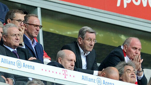 Ziemlich gedämpfte Stimmung am Samstag im Stadion: Uli Hoeneß, direkt unter ihm Helmut Markwort und Leslie Mandoki. Der zweite von links ist VW-Chef Martin Winterkorn. Ziemlich gedämpfte Stimmung am Samstag im Stadion: Uli Hoeneß, direkt unter ihm Helmut Markwort und Leslie Mandoki. Der zweite von links ist VW-Chef Martin Winterkorn.