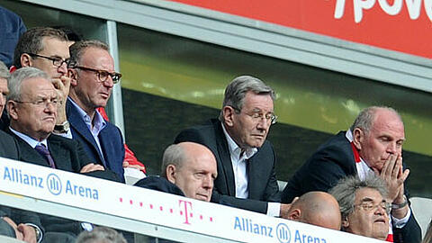 Ziemlich gedämpfte Stimmung am Samstag im Stadion: Uli Hoeneß, direkt unter ihm Helmut Markwort und Leslie Mandoki. Der zweite von links ist VW-Chef Martin Winterkorn.