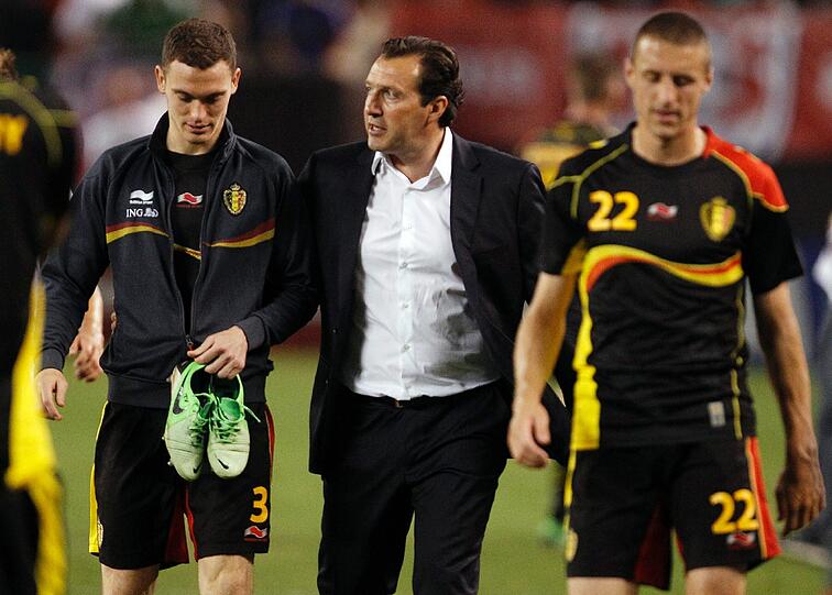 Drei Belgier: Thomas Vermaelen (L), Timmy Simons (R) und Trainer Marc Wilmots (C).