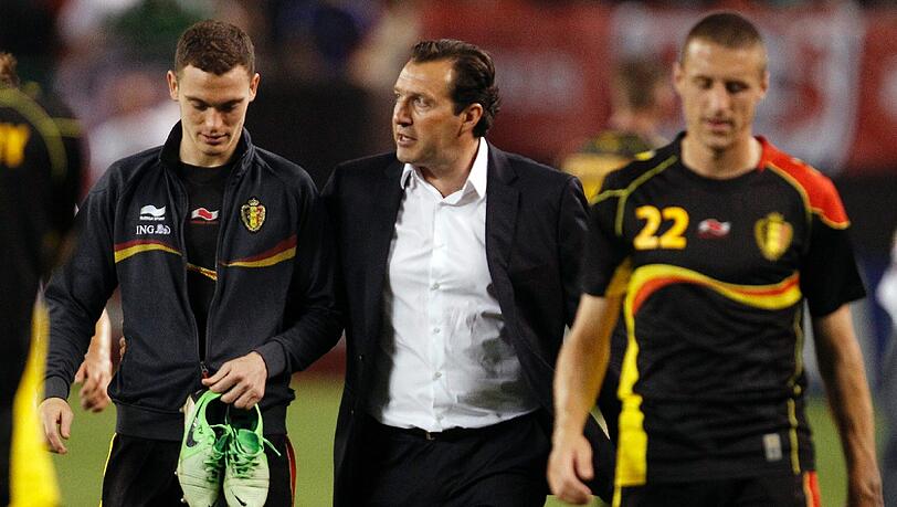 Drei Belgier: Thomas Vermaelen (L), Timmy Simons (R) und Trainer Marc Wilmots (C). Drei Belgier: Thomas Vermaelen (L), Timmy Simons (R) und Trainer Marc Wilmots (C).
