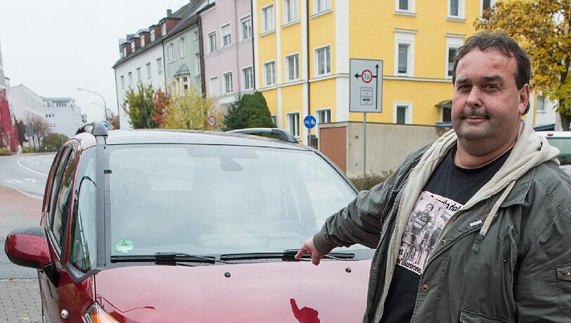 Normalerweise spielt er Tuba in einer Faschings-Band. Doch hier versteht Rupert Beer keinen Spaß. Ein Pärchen hat 2012 während des Liebesspiels sein Auto demoliert. Normalerweise spielt er Tuba in einer Faschings-Band. Doch hier versteht Rupert Beer keinen Spaß. Ein Pärchen hat 2012 während des Liebesspiels sein Auto demoliert.