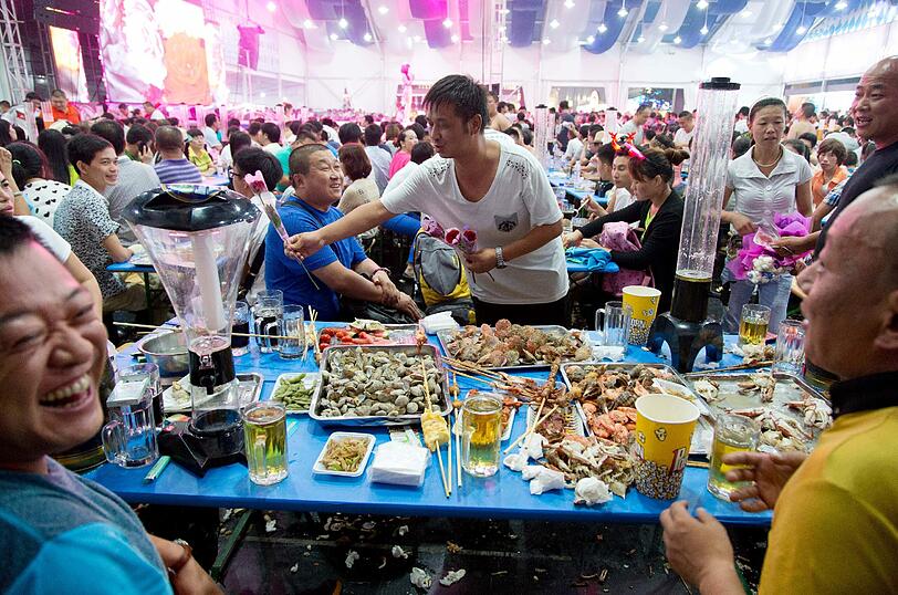 So sieht es aus, wenn China Oktoberfest feiert. Bilder von der Wiesn-Kopie in Qingdao.