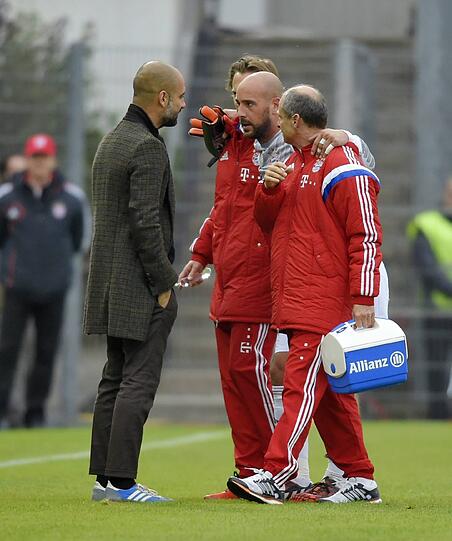 Bayerns Torhüter Reina verletzt sich beim Spaßkick gegen die Paulaner Traumelf. Die Bilder