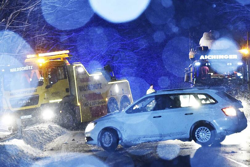 Rutschpartie am Irschenberg: Die Abschleppdienste hatten gestern Abend alle Hände voll zu tun.