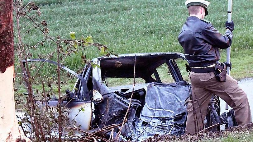 Das Wrack war vermutlich eine Mercedes A-Klasse. Es ist nach dem Unfall kaum mehr zu identifizieren.