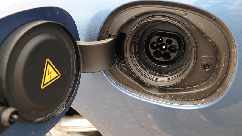 Unter Spannung: Über diese Steckdose wird die Batterie mit 10,4 kWh geladen.
