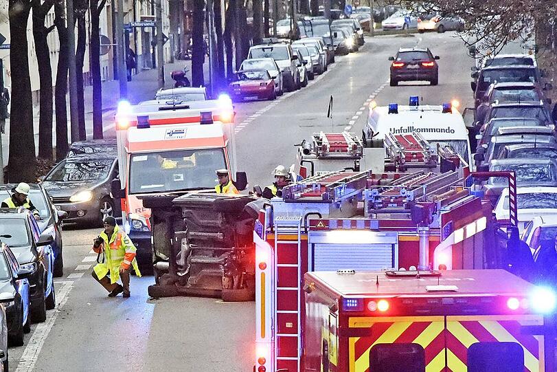 Nach der Kollision war der Fiat umgekippt. Die Bilder vom Einsatz.